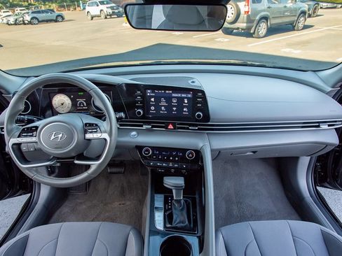 Used 2022 Hyundai Elantra SEL w/ Convenience Package FWD image 19