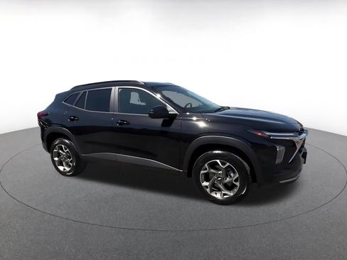 Used 2025 Chevrolet Trax LT w/ LT Convenience Package FWD image 2