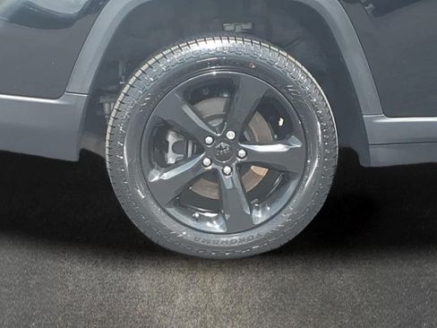 Used 2023 Jeep Grand Cherokee L Limited w/ Black Appearance Package AWD/4WD image 3