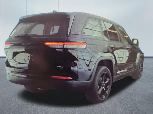 Used 2023 Jeep Grand Cherokee Altitude AWD/4WD image 3