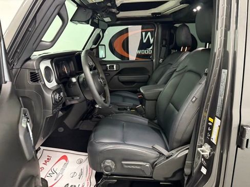 Used 2024 Jeep Gladiator Sport image 10