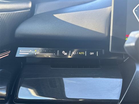 Used 2025 BMW 530i xDrive w/ Premium Package image 23