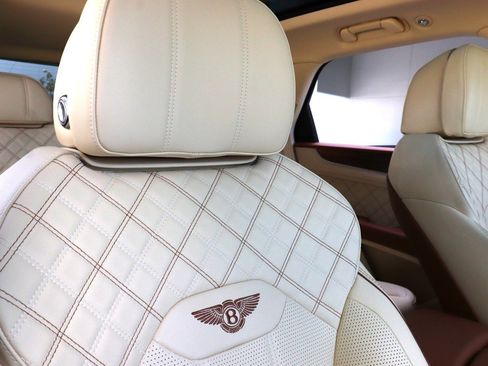 Used 2021 Bentley Bentayga AWD/4WD image 21