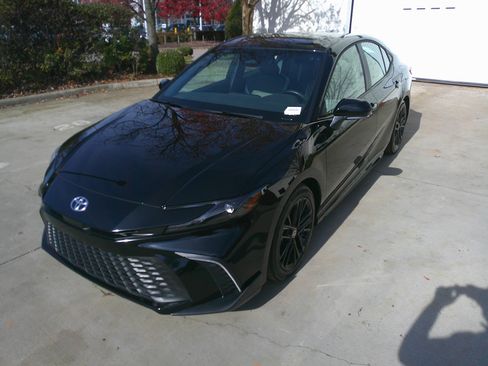 Used 2025 Toyota Camry SE image 6