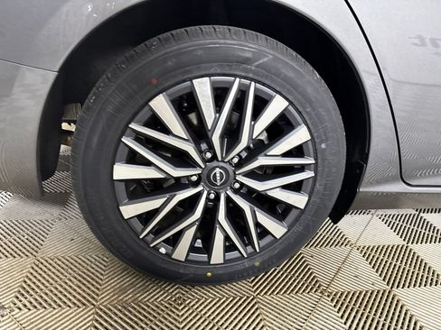 Used 2025 Nissan Altima 2.5 SV FWD image 32