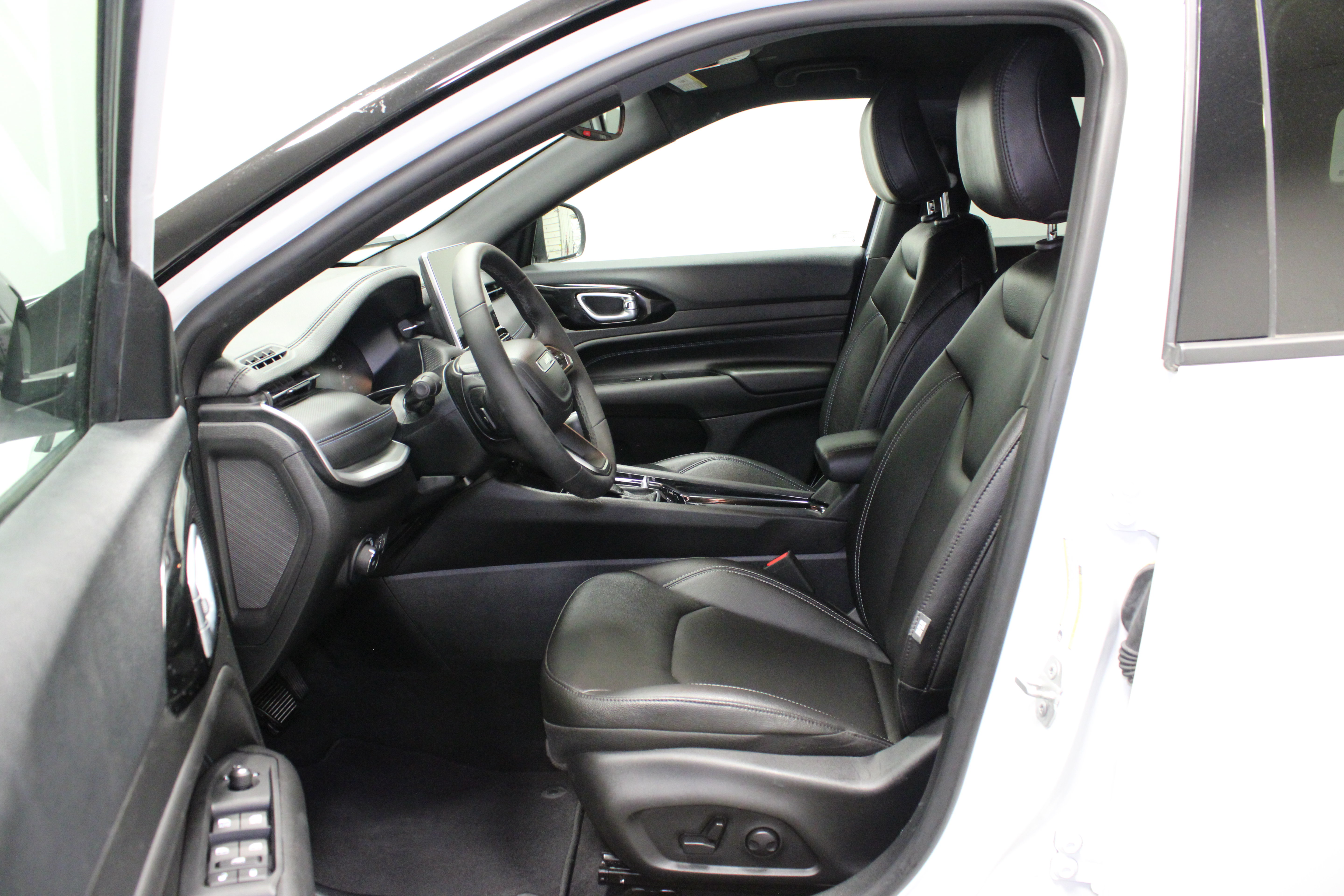 Used 2026 Jeep Compass Limited AWD/4WD image 12