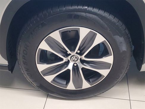 Used 2021 Toyota Highlander XLE image 4