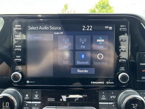 Used 2022 Toyota Highlander XLE AWD/4WD image 18