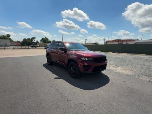 Used 2024 Jeep Grand Cherokee Altitude AWD/4WD image 2