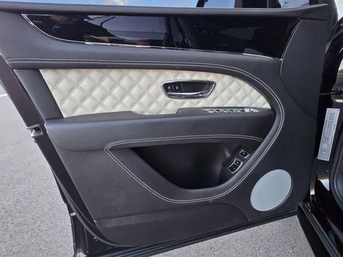 Used 2022 Bentley Bentayga image 57