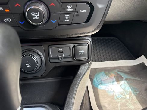 New 2023 Jeep Renegade Latitude image 26