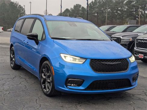 New 2026 Chrysler Pacifica Select image 2