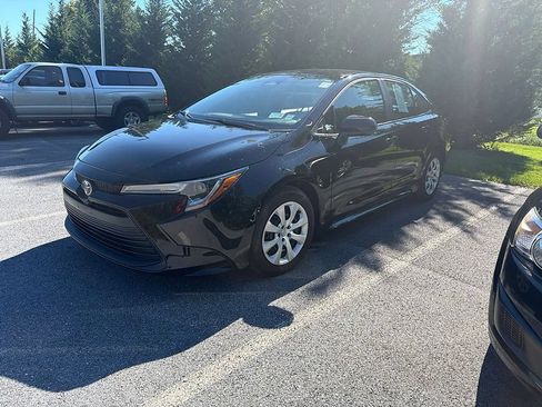 Used 2024 Toyota Corolla LE FWD image 2