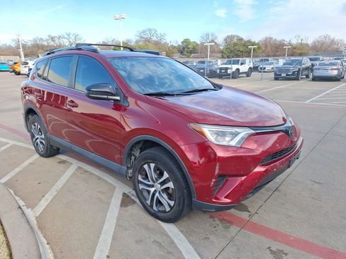 Used 2018 Toyota RAV4 LE image 8