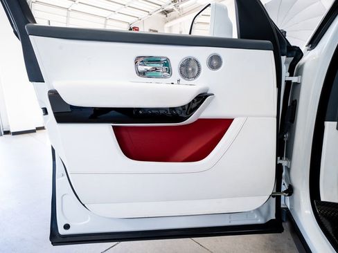 Used 2021 Rolls-Royce Cullinan Black Badge image 32