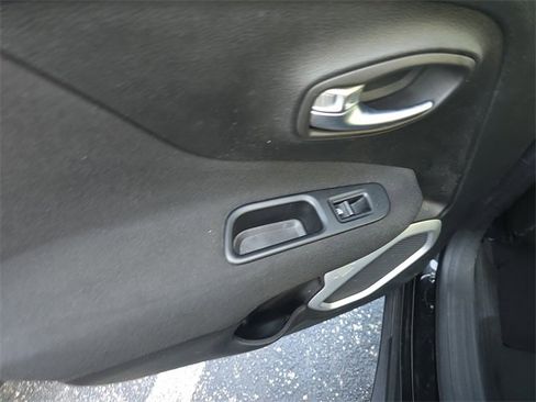 Used 2018 Jeep Renegade Latitude image 9