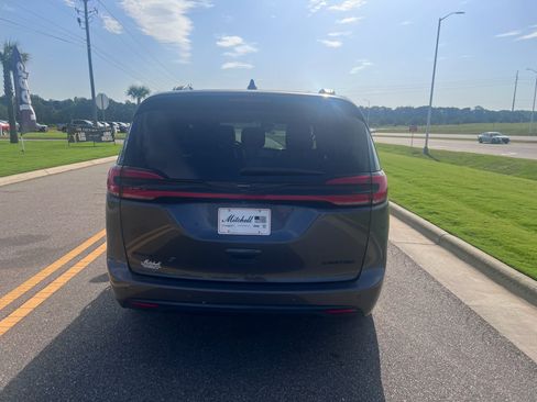 Used 2022 Chrysler Pacifica Limited w/ S Appearance Package FWD image 5