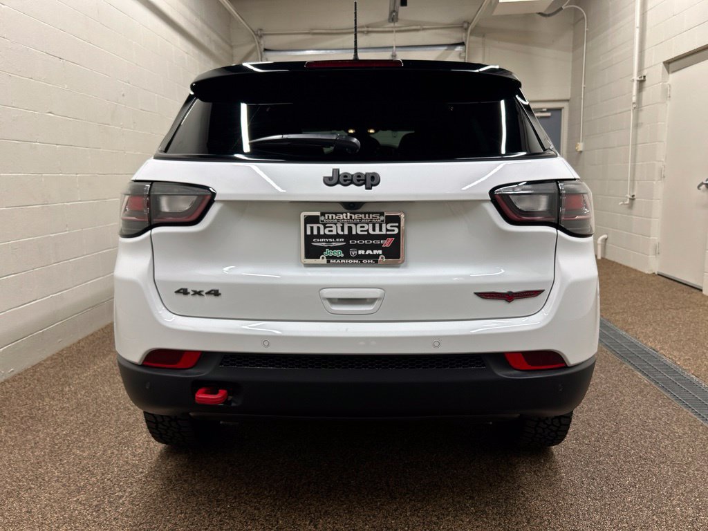 Used 2025 Jeep Compass Trailhawk w/ Trailhawk Elite Group AWD/4WD image 3