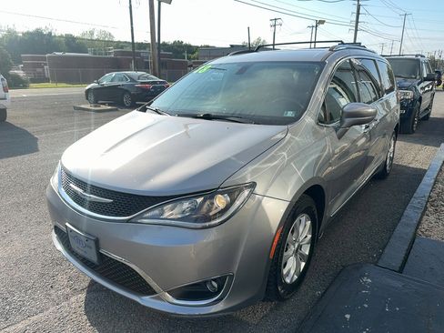Used 2018 Chrysler Pacifica Touring-L Plus FWD image 4