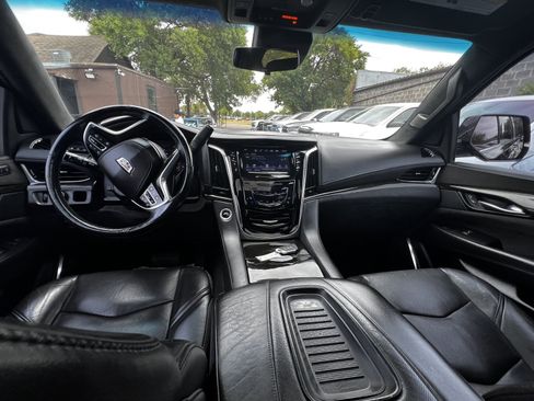 Used 2019 Cadillac Escalade ESV Platinum RWD image 23