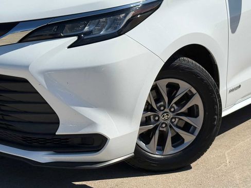 Used 2021 Toyota Sienna LE FWD image 3
