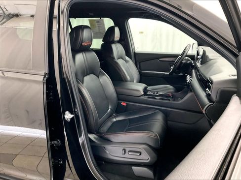 Used 2025 Honda Pilot TrailSport image 11