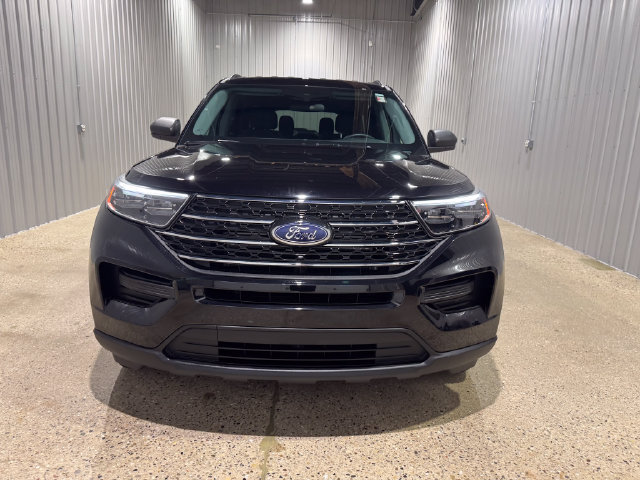 Used 2024 Ford Explorer XLT AWD/4WD image 3