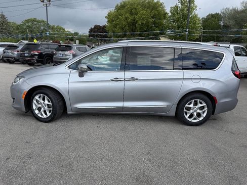 Used 2020 Chrysler Pacifica Limited FWD image 2