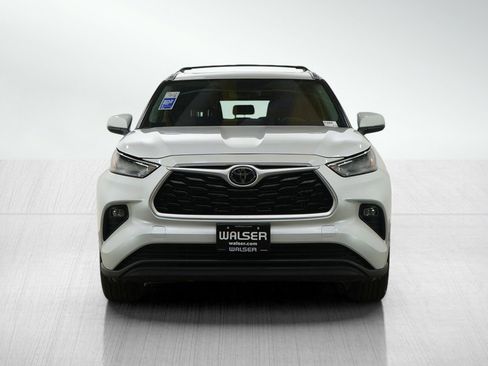 Used 2024 Toyota Highlander XLE image 11