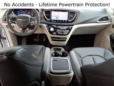 Used 2024 Chrysler Pacifica Touring-L FWD image 21