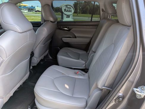 Used 2022 Toyota Highlander XLE FWD image 16