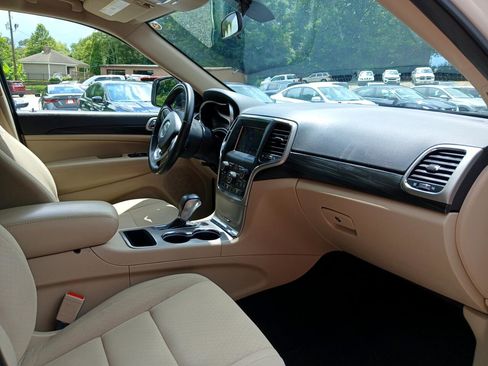 Used 2021 Jeep Grand Cherokee Laredo image 16
