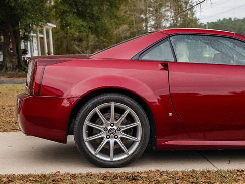 Used 2007 Cadillac XLR V image 10