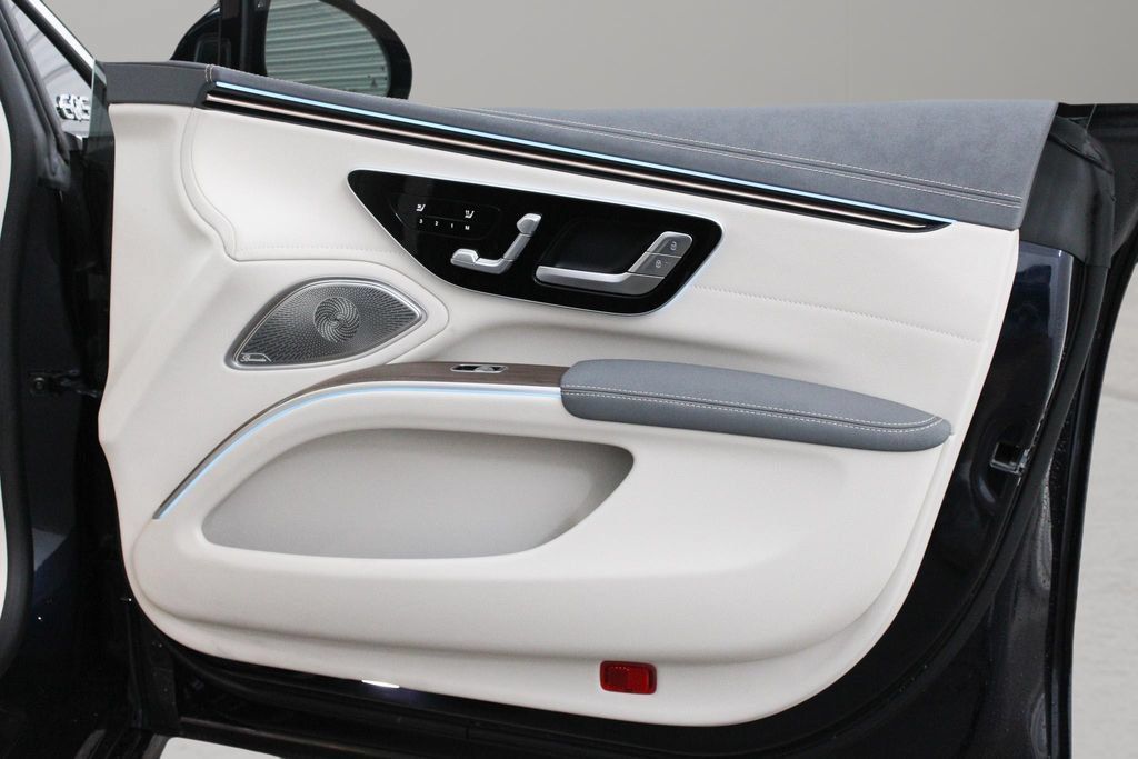 Used 2023 Mercedes-Benz EQS 580 4MATIC Sedan image 23