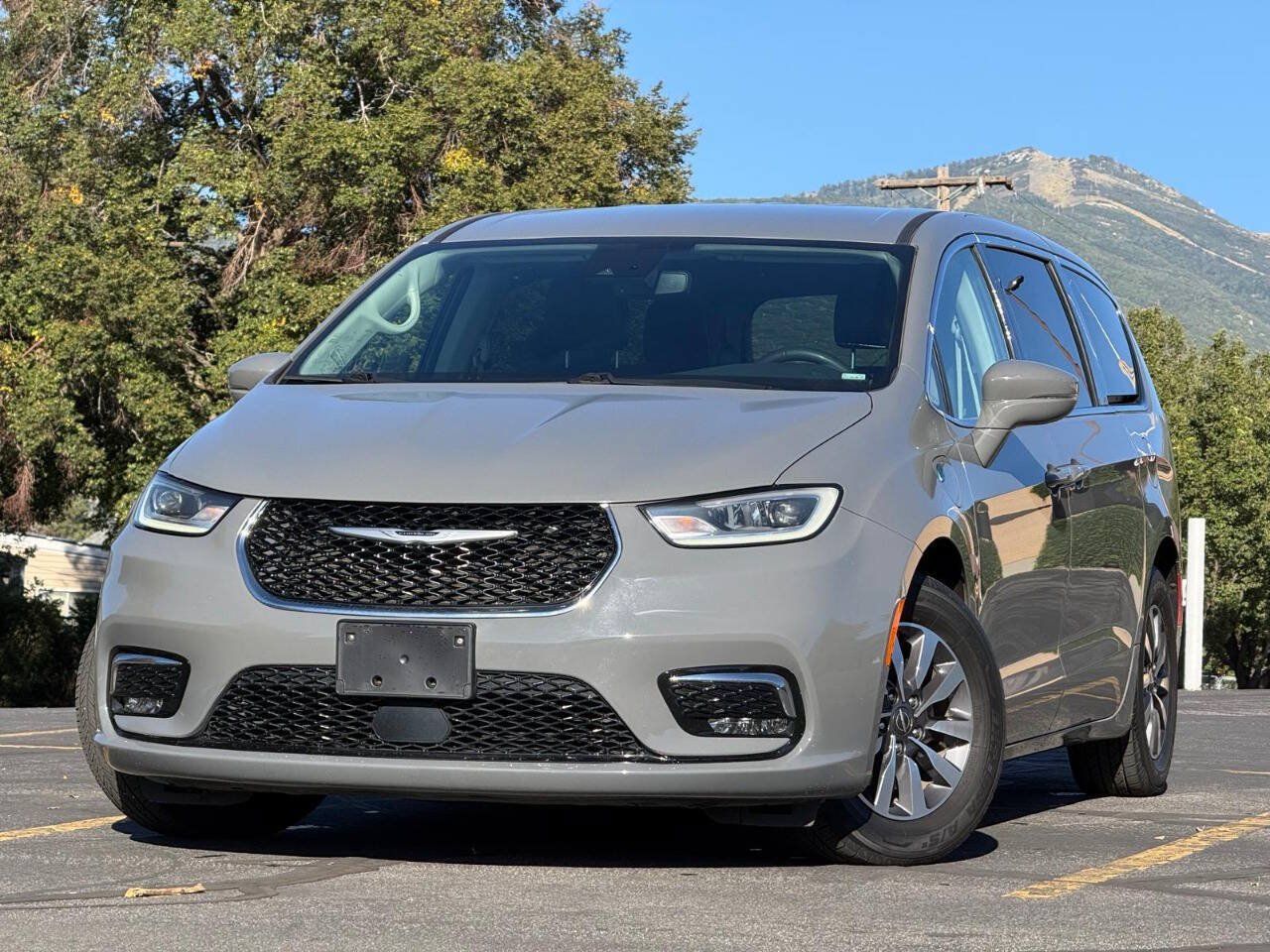 Used 2022 Chrysler Pacifica Touring-L FWD image 1