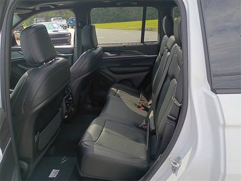 New 2025 Jeep Grand Cherokee Limited w/ Luxury Tech Group II image 7