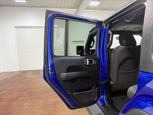 Used 2018 Jeep Wrangler Unlimited Sahara AWD/4WD image 46