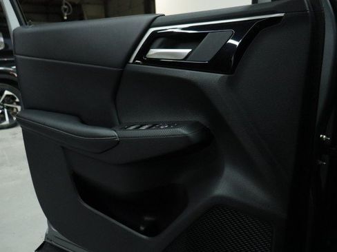Used 2024 Mitsubishi Outlander 4WD Plug-In Hybrid image 17