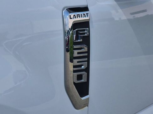 Used 2019 Ford F250 Lariat w/ Lariat Value Package AWD/4WD image 13