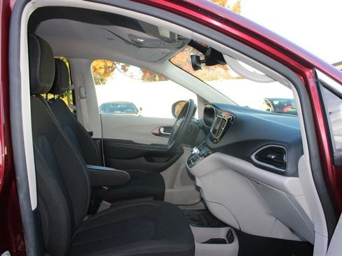 Used 2023 Chrysler Voyager LX image 13