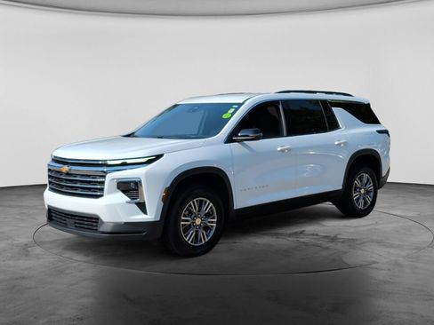Used 2025 Chevrolet Traverse LT FWD image 3