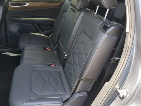 Used 2024 Volkswagen Atlas SE FWD image 17