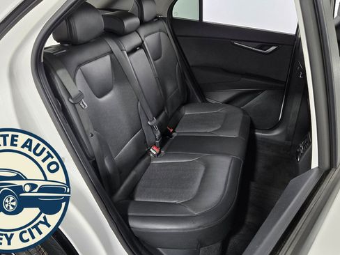 Used 2023 Kia Niro SX image 32