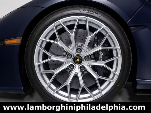 Used 2025 Lamborghini Revuelto image 9