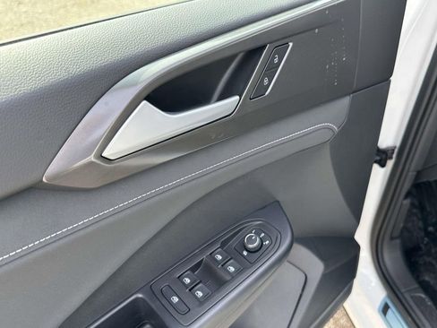 New 2025 Volkswagen Taos SE AWD/4WD image 12