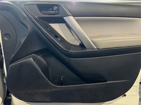 Used 2017 Subaru Forester 2.5i Premium image 12