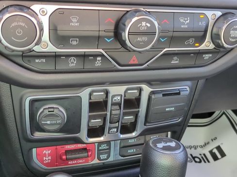 Used 2025 Jeep Wrangler Unlimited Rubicon AWD/4WD image 18