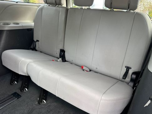 Used 2015 Toyota Sienna Limited Premium image 19