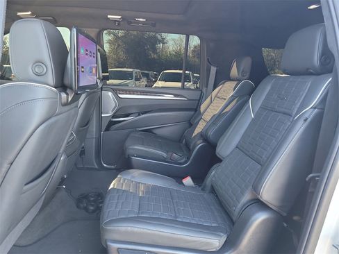 Used 2025 Cadillac Escalade ESV Sport Platinum image 10