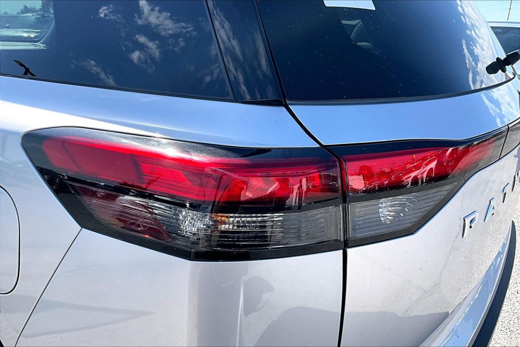 Used 2025 Nissan Pathfinder SV FWD image 39